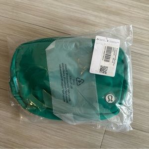 Lululemon Everywhere Belt Bag Emerald Ice